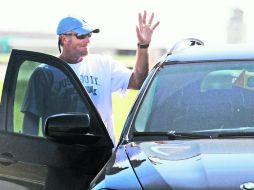 Brett Favre saluda ayer a fanáticos y medios informativos al llegar a Minnesota. AP  /