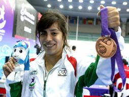 Aremi Fuentes posa con su medalla de bronce. NOTIMEX  /