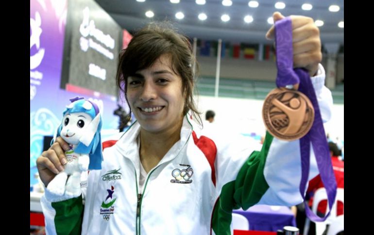 Aremi Fuentes posa con su medalla de bronce. NOTIMEX  /