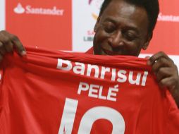 Pelé con posa con el jersey de Internacional. REUTERS  /