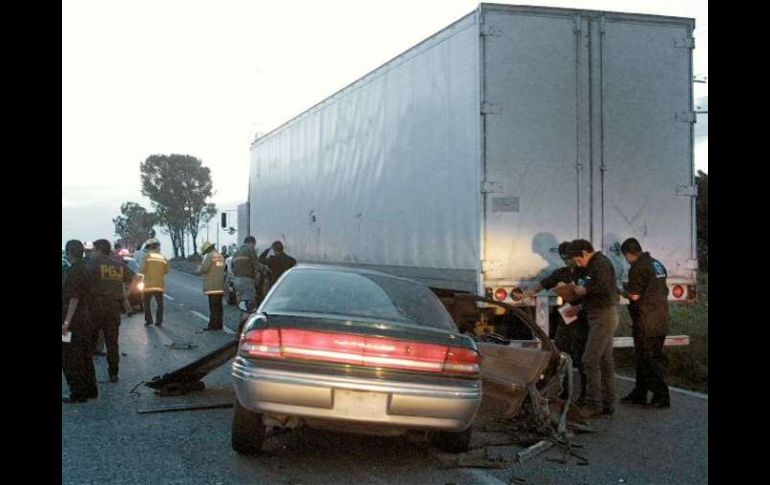 Han disminuido alrededor de mil 400 accidentes en carretera en el 2010. ARCHIVO  /