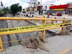 El canal de Patria, a su cruce con Enrique Díaz de León, se desbordó cuando el agua alcanzó un metro de altura. A. GARCÍA  /