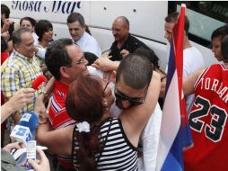 Llegada de disidentes cubanos, saludan a familiares y amigos. EFE  /