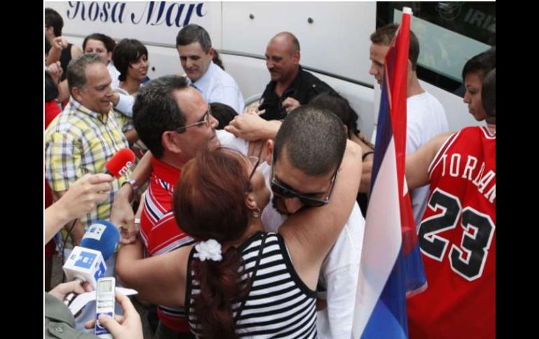 Llegada de disidentes cubanos, saludan a familiares y amigos. EFE  /