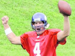 Brett Favre desde ayer ya entrenó, y su singular humor de bromista también salió a relucir. AP  /