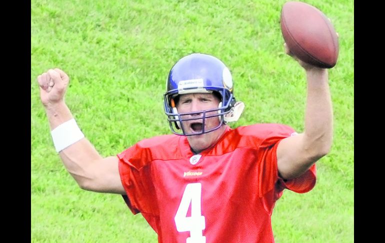 Brett Favre desde ayer ya entrenó, y su singular humor de bromista también salió a relucir. AP  /