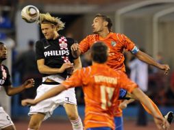 Tomas Vychodil (der.) del Sibir y  Ola Toivonen del PSV luchan por el balón durante el partido disputado en Rusia. EFE  /