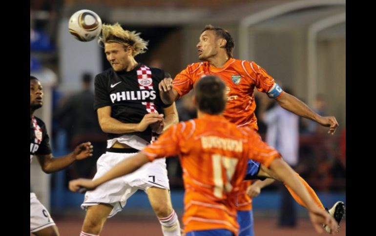 Tomas Vychodil (der.) del Sibir y  Ola Toivonen del PSV luchan por el balón durante el partido disputado en Rusia. EFE  /