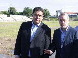 El alcalde de Zapopan, Héctor Vielma, y el gobernador Emilio González en el anuncio de la sede del Estadio de Atletismo. A. CAMACHO  /