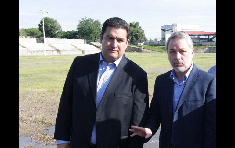 El alcalde de Zapopan, Héctor Vielma, y el gobernador Emilio González en el anuncio de la sede del Estadio de Atletismo. A. CAMACHO  /