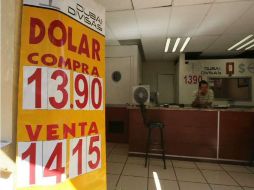 Las personas físicas y extranjeros podrán cambiar el billete verde en efectivo a pesos hasta por mil 500 dólares al mes. NTX  /