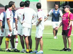 Miguel Herrera (der.) platica con los jugadores durante el entrenamiento. MEXSPORT  /