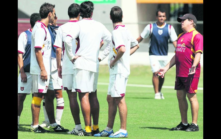 Miguel Herrera (der.) platica con los jugadores durante el entrenamiento. MEXSPORT  /