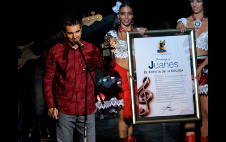 Juanes, una de las cartas fuertes de la ceremonina,  fue nombrado El artista de la década.  ESPECIAL  /