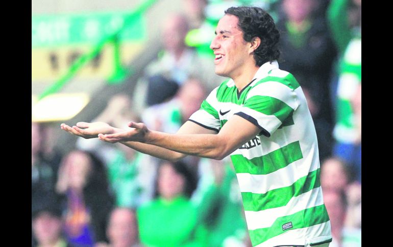 Efraín festeja su anotación en el Celtic Park. REUTERS  /