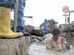 Los trabajadores del SIAPA intentan contener la fuga. S. NÚÑEZ  /