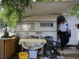 La policía francesa inspecciona un campamento de gitanos. REUTERS  /