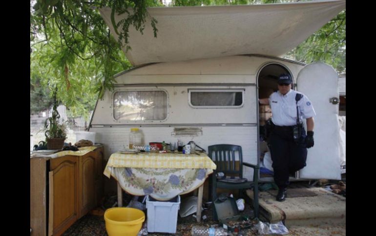 La policía francesa inspecciona un campamento de gitanos. REUTERS  /