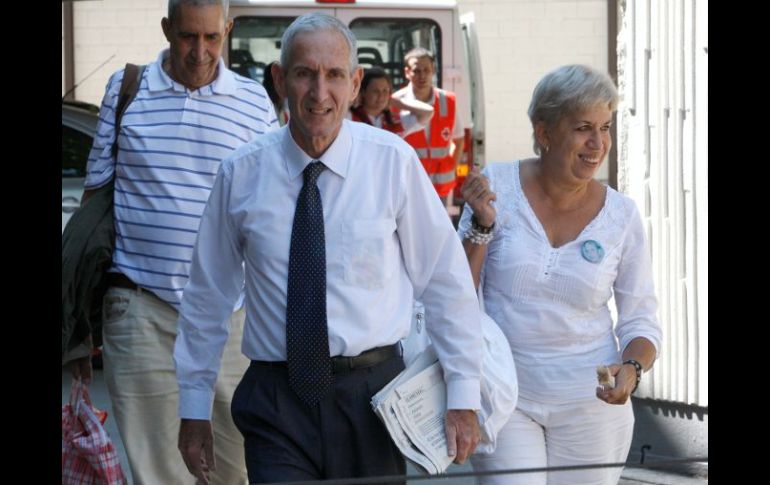 Con la llegada a Madrid de Juan Adolfo Fernández (centro), culminó el viernes la segunda fase del proceso de liberaciones. EFE  /