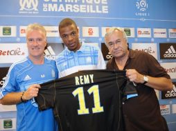 Remy (centro) posa con su playera del Marsella en su presentación. AFP  /