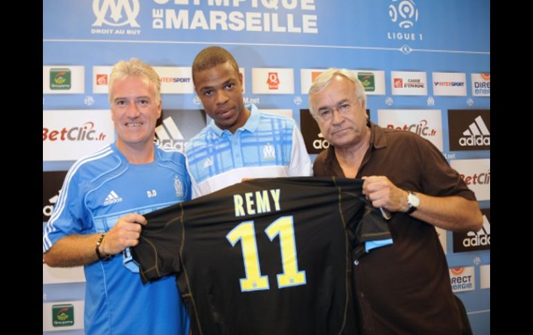 Remy (centro) posa con su playera del Marsella en su presentación. AFP  /