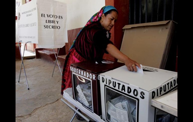 Una mujer participa en las elecciones de este año en Oaxaca. El IFE reducirá en 200 MDP su presupuesto base respecto a 2010. REUTERS  /