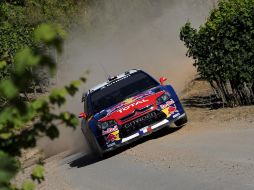 Sebastien Loeb conduce su Citroen C4 WRC durante el primer día del rally de Alemania 2010. EFE  /