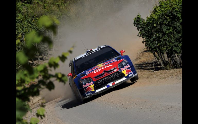 Sebastien Loeb conduce su Citroen C4 WRC durante el primer día del rally de Alemania 2010. EFE  /