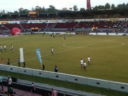 El Estadio Tres de Marzo con pobre entrada. E. VELÁZQUEZ  /