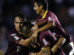 Jugadores de Estudiantes Tecos celebran con Diego Jiménez su gol. MEXSPORT  /