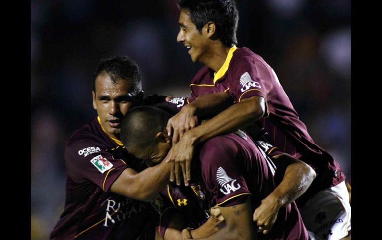 Jugadores de Estudiantes Tecos celebran con Diego Jiménez su gol. MEXSPORT  /