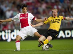 Luis Suárez (izq.), del Ajax, disputa el balón con Vicent Lachambre (der.), del Roda Kerkrade, durante el partido. EFE  /