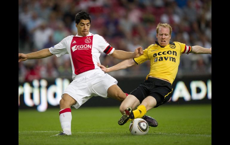 Luis Suárez (izq.), del Ajax, disputa el balón con Vicent Lachambre (der.), del Roda Kerkrade, durante el partido. EFE  /