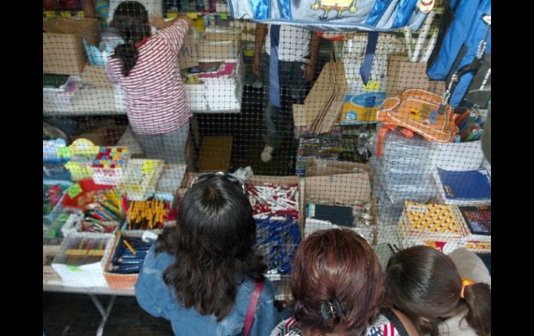 Miles de personas que siguen llegando a hacer las compras 'de pánico'. INFORMADOR ARCHIVO  /