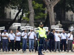 Trabajadores inconformes manifiestan que harán lo necesario para que no se pierdan las fuentes laborales. EL UNIVERSAL  /