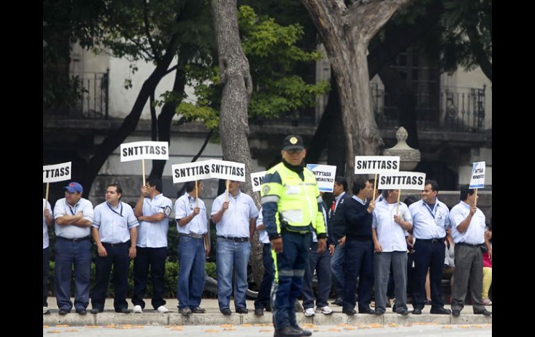 Trabajadores inconformes manifiestan que harán lo necesario para que no se pierdan las fuentes laborales. EL UNIVERSAL  /