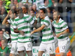 Efraín Juárez festeja con sus compañeros del Celtic su triunfo. REUTERS  /