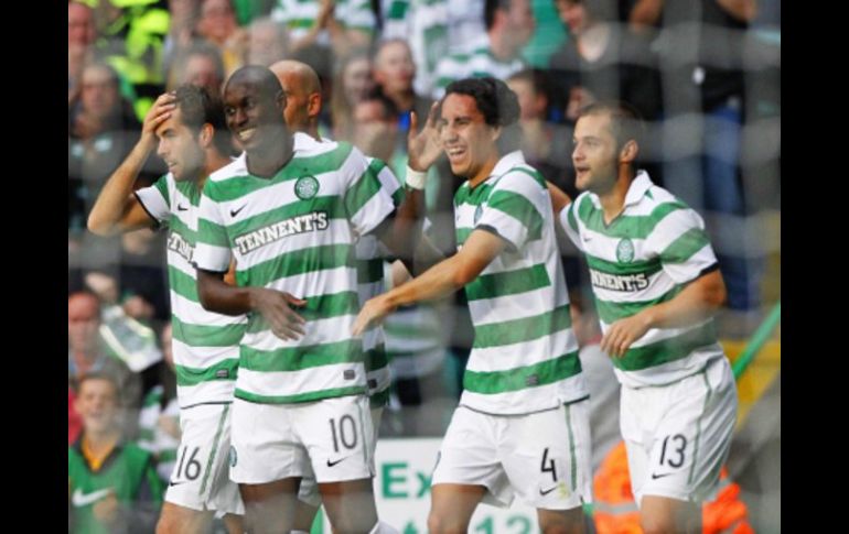 Efraín Juárez festeja con sus compañeros del Celtic su triunfo. REUTERS  /