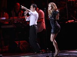 Marc Anthony y Jennifer López desafiaron la noche lluviosa y completaron su primera actuación como pareja en México. NTX  /