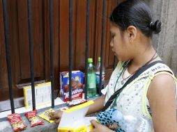 El sector de comercio es el que más aglutina a los menores. En la foto, una niña que vende dulces en la calle. M. FREYRÍA  /