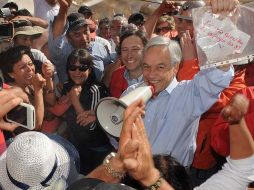 El presidente de Chile, Sebastián Piñera, muestra el mensaje escrito por uno de los 33 operarios atrapados. NTX  /