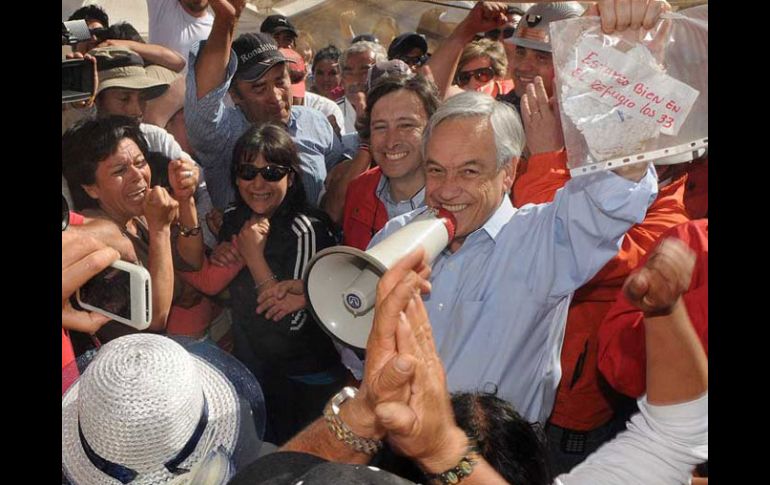 El presidente de Chile, Sebastián Piñera, muestra el mensaje escrito por uno de los 33 operarios atrapados. NTX  /