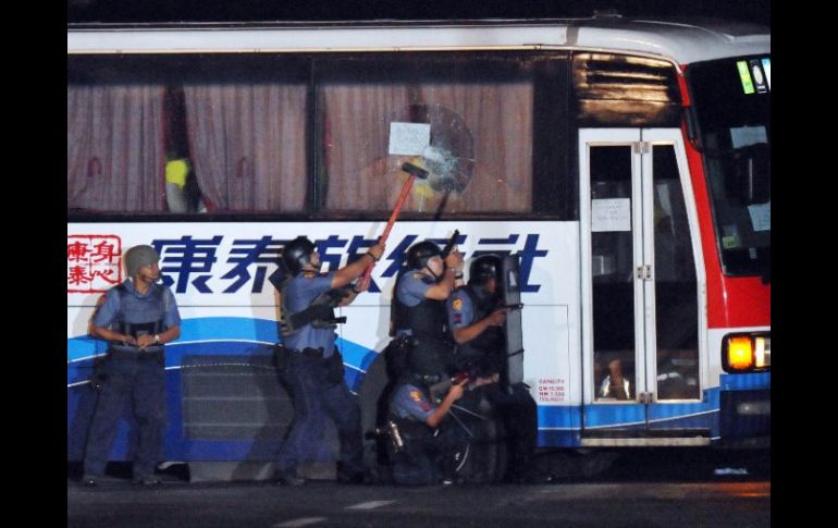 Un ex policía se atrinchera en Filipinas mientras los comandos policiacos intentan rescatar a los rehenes. AFP  /