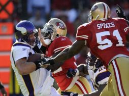 Brett Favre (izq.) no pudo derrotar a los 49ers en su regreso con los Vikingos. EFE  /