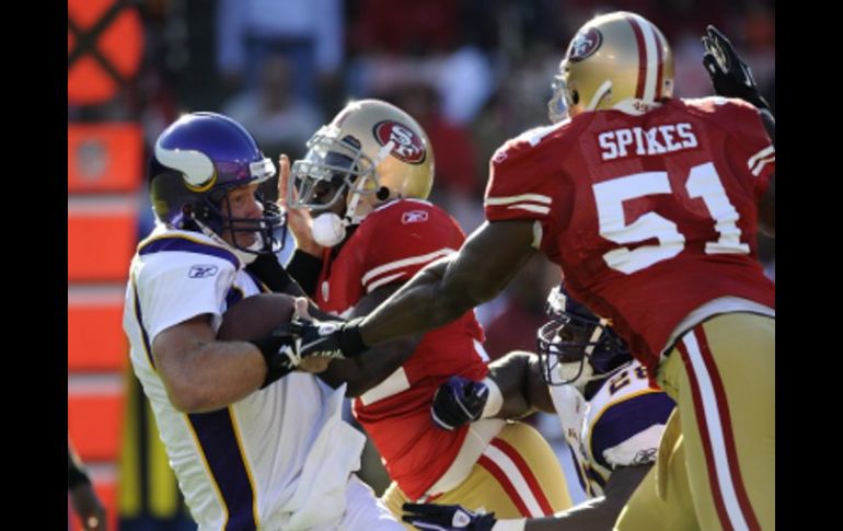 Brett Favre (izq.) no pudo derrotar a los 49ers en su regreso con los Vikingos. EFE  /