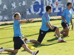 Diego Forlán se prepara en un entrenmiento con sus compañeros para conquistar la Supercopa. EFE  /