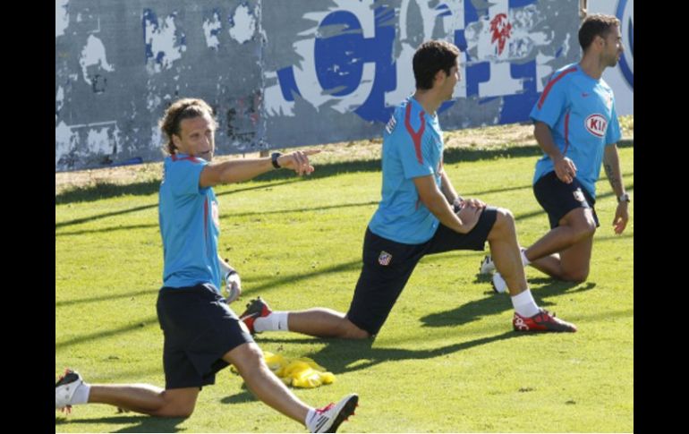 Diego Forlán se prepara en un entrenmiento con sus compañeros para conquistar la Supercopa. EFE  /