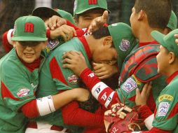 El pitcher Eduardo Mata  celebra con sus compañeros. AP  /