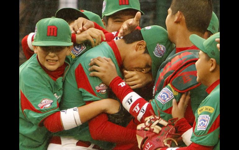 El pitcher Eduardo Mata  celebra con sus compañeros. AP  /