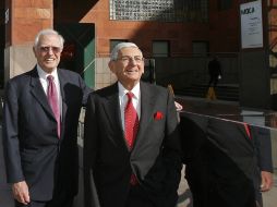 El multimillonario Eli Broad (d) y Charles Young, quien fue nombrado como el director general del recinto. AP  /